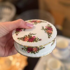 🌹 Royal Albert “Old Country Roses” Bone China Trinket Box w/ Lid